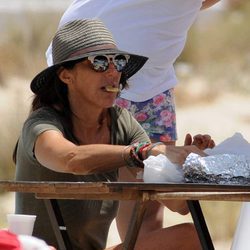 Paz Padilla tomando el aperitivo durante un día de playa en Cádiz