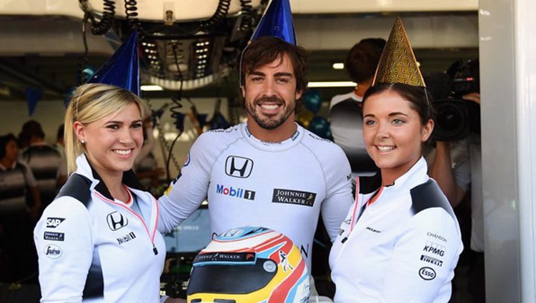 Fernando Alonso celebrando su 35 cumpleaños en el GP de Alemania 2016