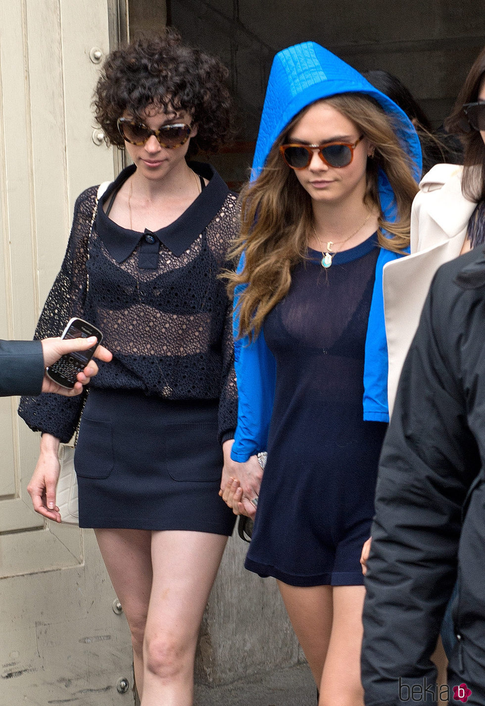 Cara Delevingne y Annie Clark en la Fashion Week de París 2015