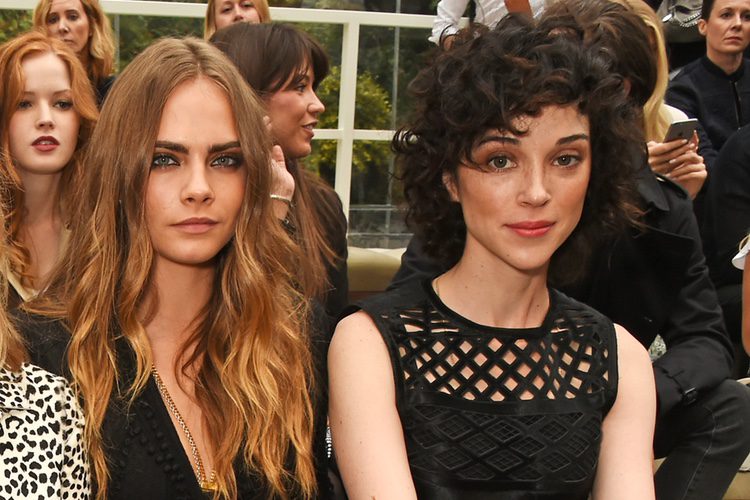 Cara Delevingne y Annie Clark en la London Fashion Week de 2015