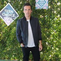 Ian Harding en los Teen Choice Awards 2016