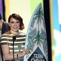 Daisy Ridley con su premio en los Teen Choice Awards 2016