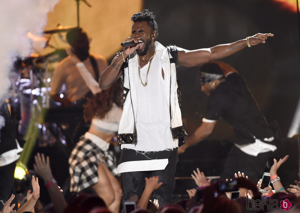 Jason Derulo en su actuación en los Teen Choice Awards 2016