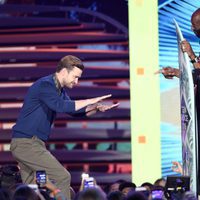 Justin Timberlake y Kobe Bryant en los Teen Choice Awards 2016