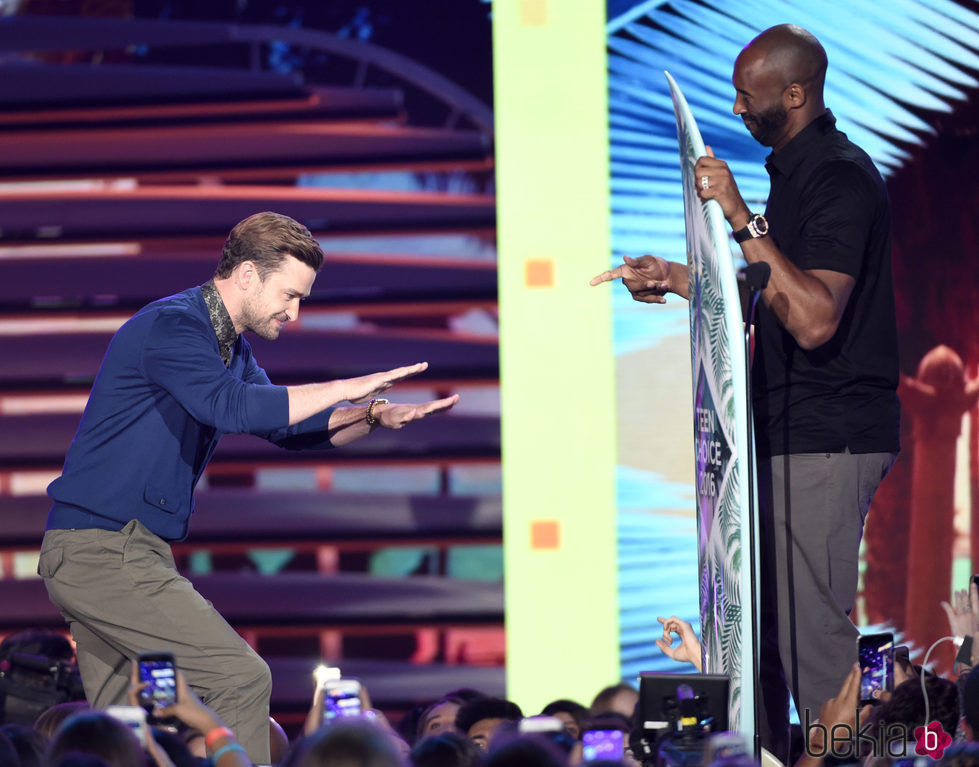 Justin Timberlake y Kobe Bryant en los Teen Choice Awards 2016