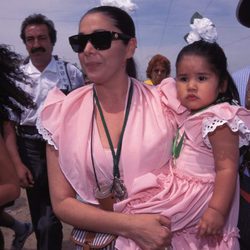 Isabel Pantoja con su hija Chabelita cogida en la Romería de El Rocío