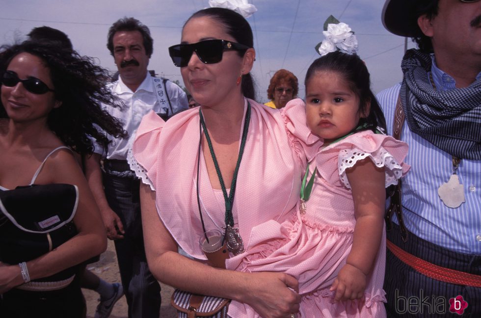 Isabel Pantoja con su hija Chabelita cogida en la Romería de El Rocío