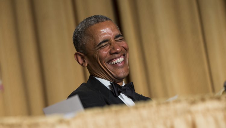 Barack Obama riéndose en la cena de corresponsales de la Casa Blanca 2015