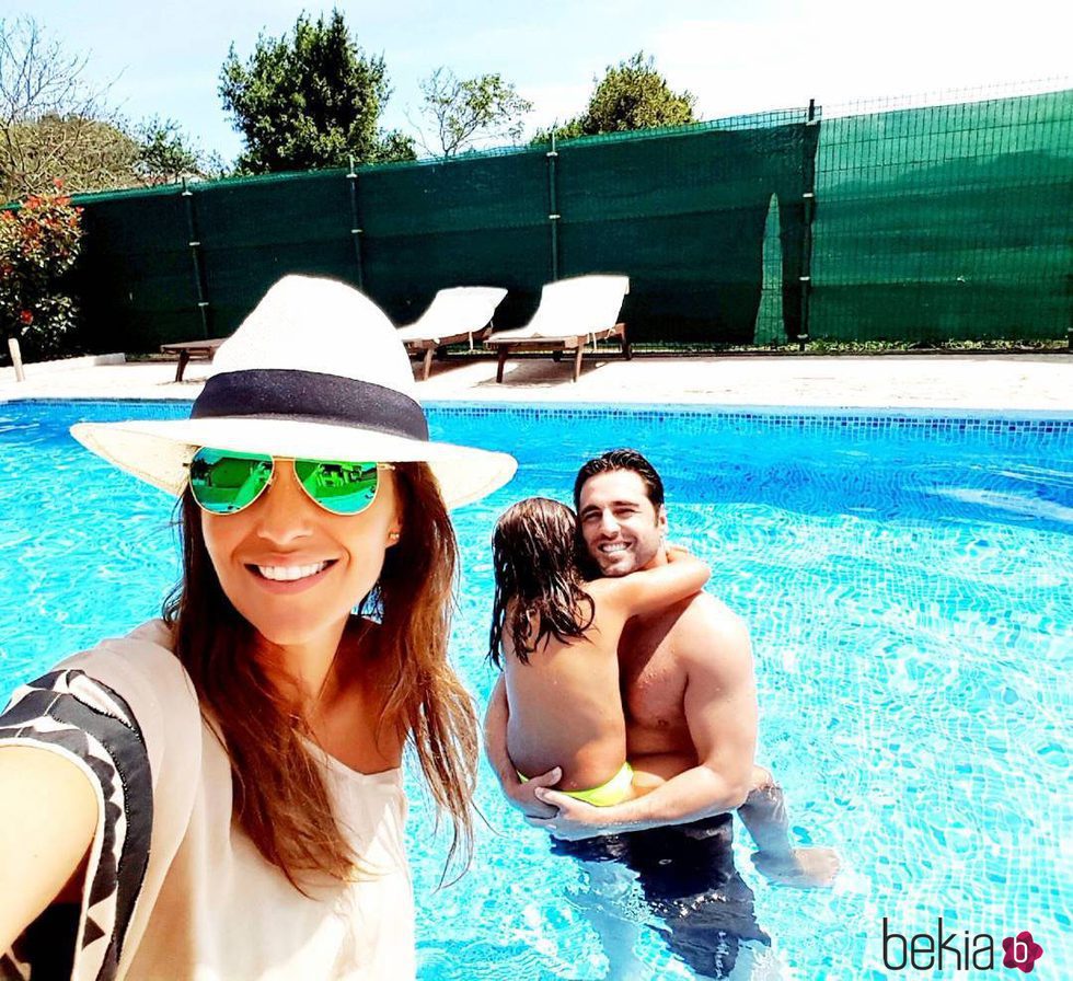 Paula Echevarría y David Bustamante con su hija Daniella en la piscina en Candás