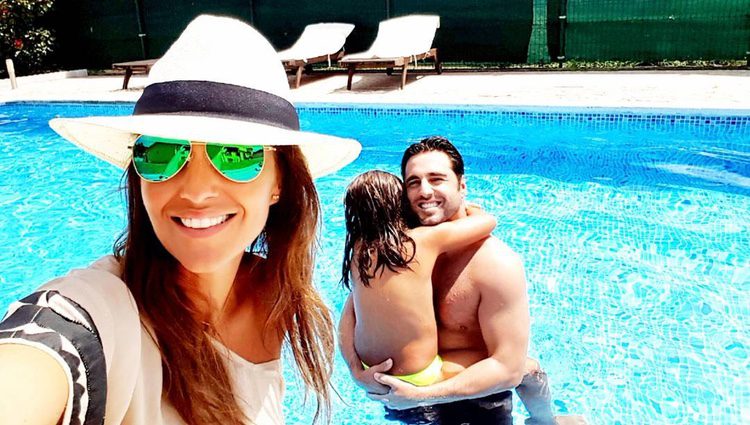 Paula Echevarría y David Bustamante con su hija Daniella en la piscina en Candás