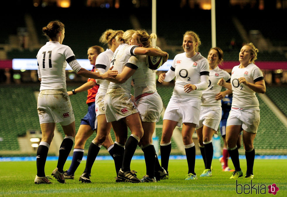 Las jugadoras de Rugby Inglés celebran su victoria