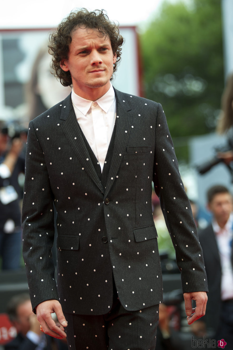 Anton Yelchin con un original traje