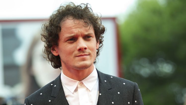 Anton Yelchin con un original traje