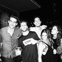 Hiba Abouk, Pelayo Díaz y Jon Kortajarena con algunos amigos en el concierto de Beyoncé