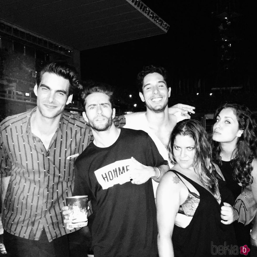 Hiba Abouk, Pelayo Díaz y Jon Kortajarena con algunos amigos en el concierto de Beyoncé