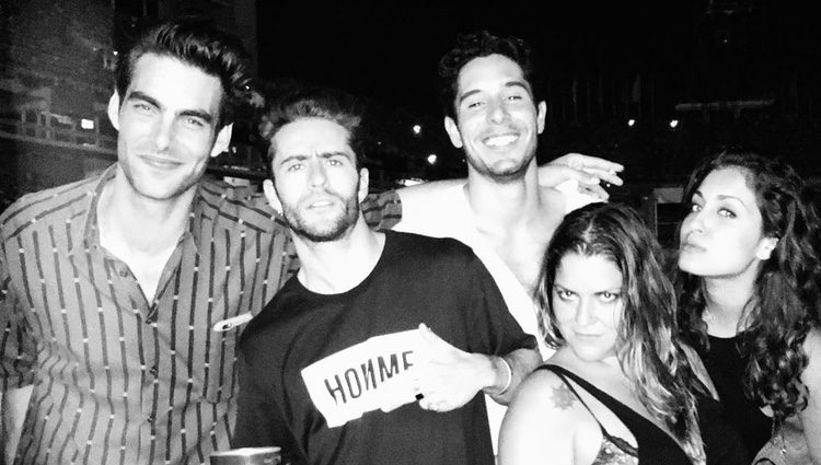 Hiba Abouk, Pelayo Díaz y Jon Kortajarena con algunos amigos en el concierto de Beyoncé