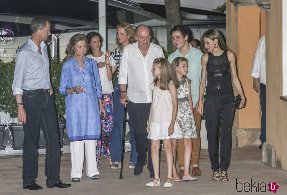 La familia Real casi al completo de cena por Mallorca