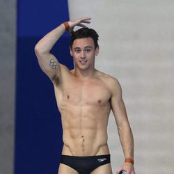 Tom Daley tras la competición europea de saltos