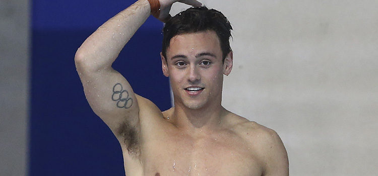 Tom Daley tras la competición europea de saltos