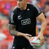 Sonny Bill Williams recibe el balón en pleno partido