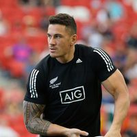 Sonny Bill Williams recibe el balón en pleno partido