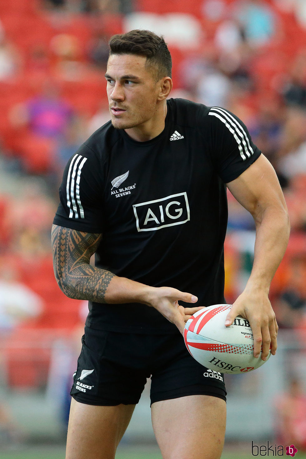 Sonny Bill Williams recibe el balón en pleno partido