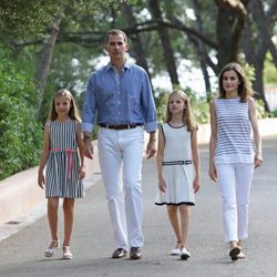 El Rey Felipe VI y la Reina Letizia con sus dos hijas en el posado de verano 2016 en Mallorca