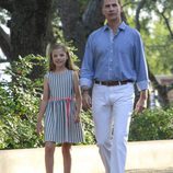 La Infanta Sofía y el Rey Felipe VI de paseo por los jardines de Marivent