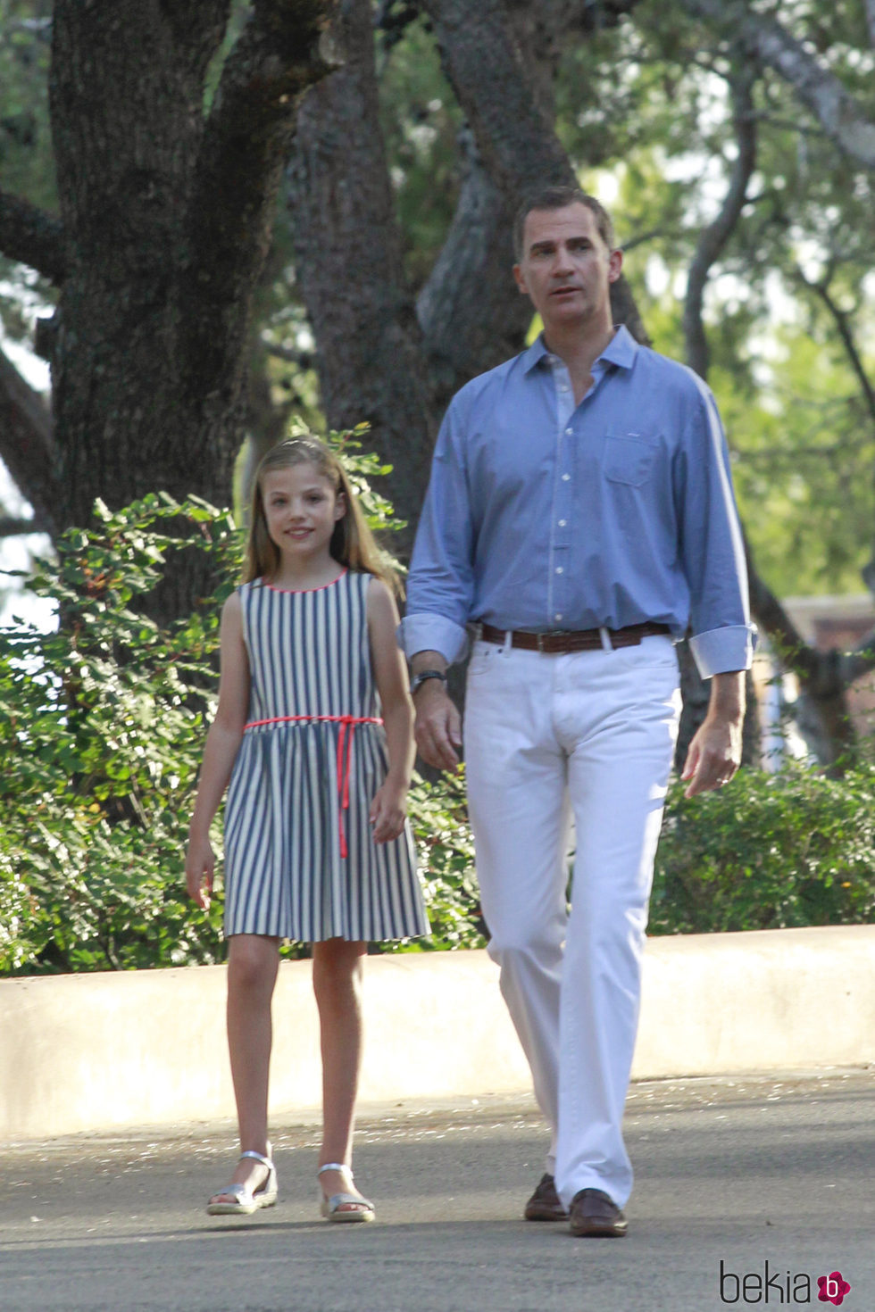 La Infanta Sofía y el Rey Felipe VI de paseo por los jardines de Marivent