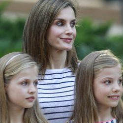 La Reina Letizia, Leonor y Sofía con la mirada perdida