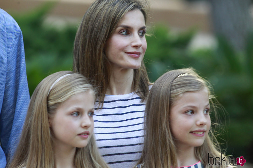 La Reina Letizia, Leonor y Sofía con la mirada perdida