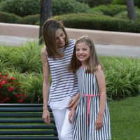 La Reina Letizia mira sonriente a la Infanta Sofía en el posado de verano 2016