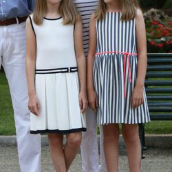 La Princesa Leonor y la Infanta Sofía en los jardines del palacio de Marivent