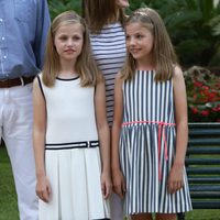 La Princesa Leonor y la Infanta Sofía en los jardines del palacio de Marivent