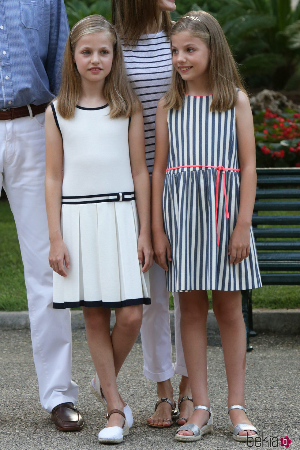 La Princesa Leonor y la Infanta Sofía en los jardines del palacio de Marivent