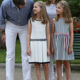 Los Reyes Felipe VI y Letizia se divierten con sus hijas en el posado de verano 2016