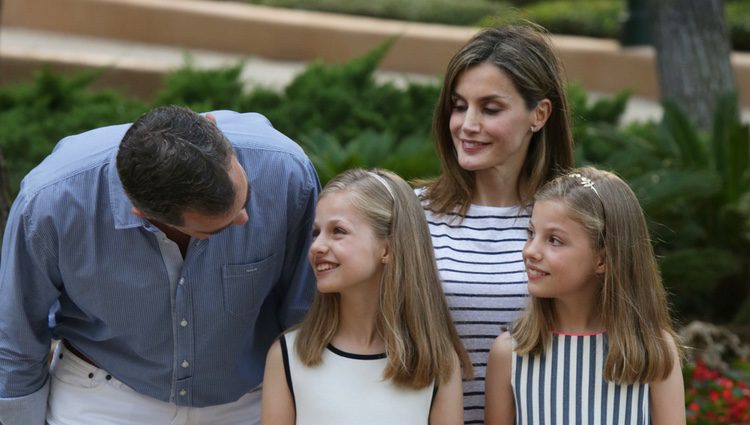 Los Reyes Felipe VI y Letizia se divierten con sus hijas en el posado de verano 2016