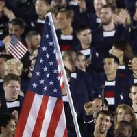 Michael Phelps con la bandera de Estados Unidos en la ceremonia de inauguración de los Juegos Olímpicos de Río 2016