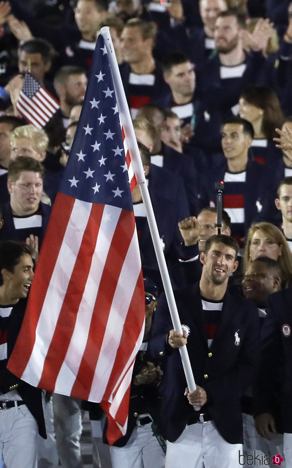 Michael Phelps con la bandera de Estados Unidos en la ceremonia de inauguración de los Juegos Olímpicos de Río 2016