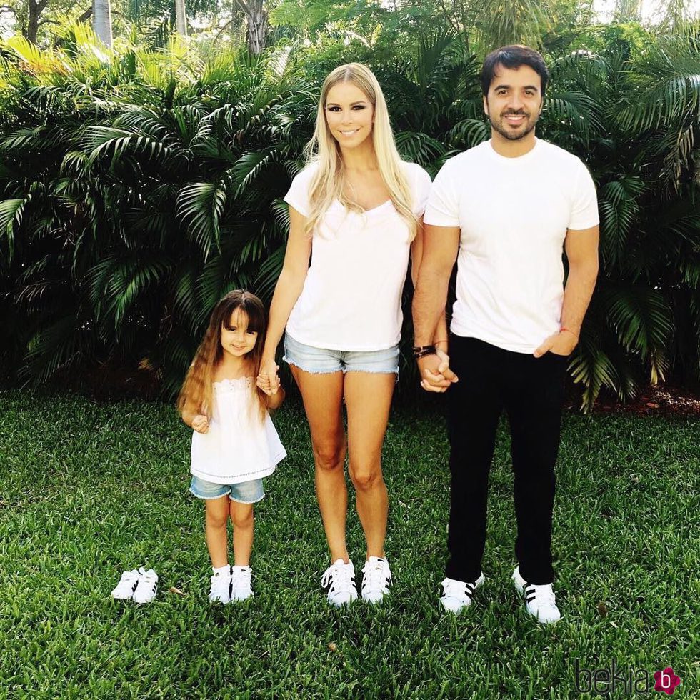 Luis Fonsi junto a su familia y un nuevo miembro