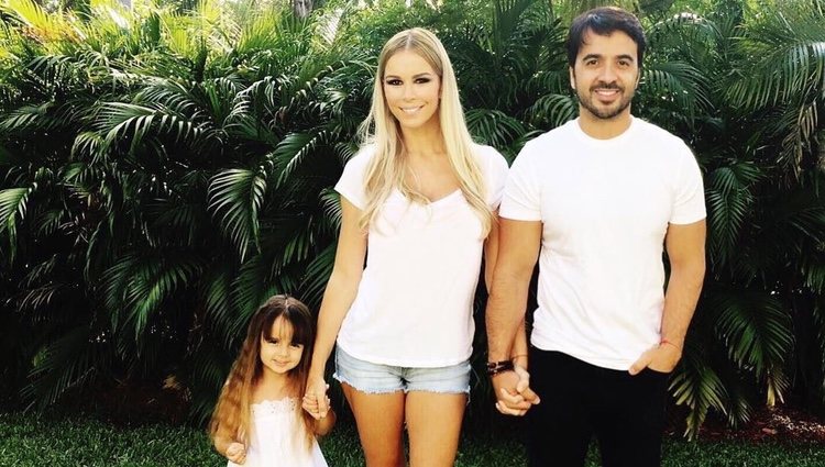 Luis Fonsi junto a su familia y un nuevo miembro