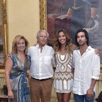 Lara Álvarez junto a sus padres y hermano