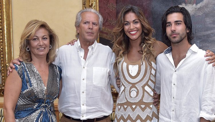 Lara Álvarez junto a sus padres y hermano