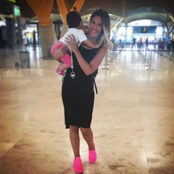 Tamara Gorro con su hija Shaila en el aeropuerto poniendo rumbo a Rusia