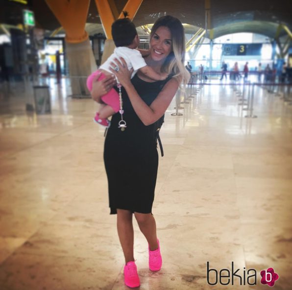 Tamara Gorro con su hija Shaila en el aeropuerto poniendo rumbo a Rusia