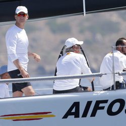 Felipe VI junto a compañeros en la regata