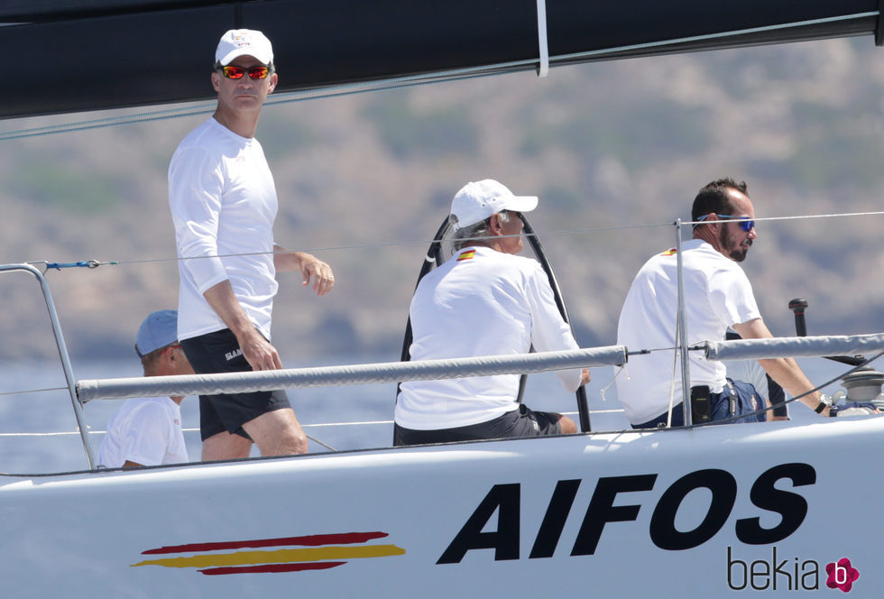 Felipe VI junto a compañeros en la regata