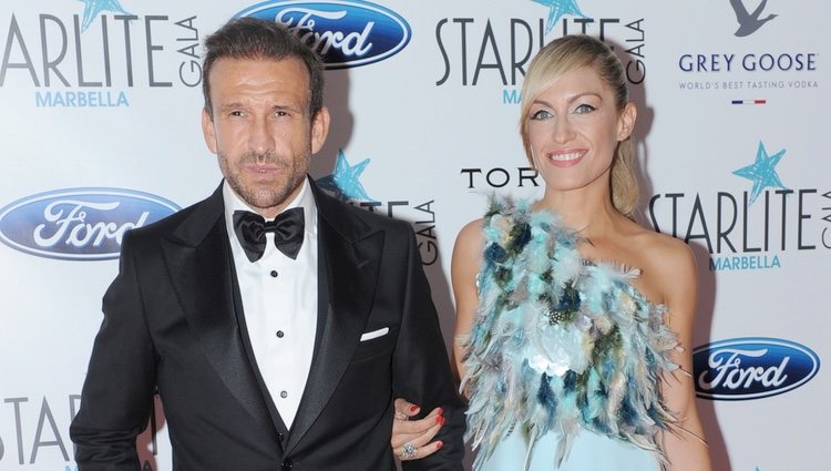 Luján Argüelles junto a su pareja Carlos en la Gala Starlite 2016