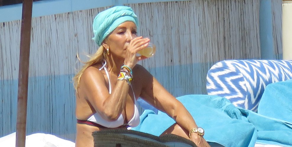 Carmen Lomana tomando un refresco durante un día de playa en Marbella