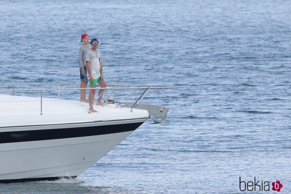 Miguel Urdangarín y Froilán navegando durante sus vacaciones en Palma de Mallorca